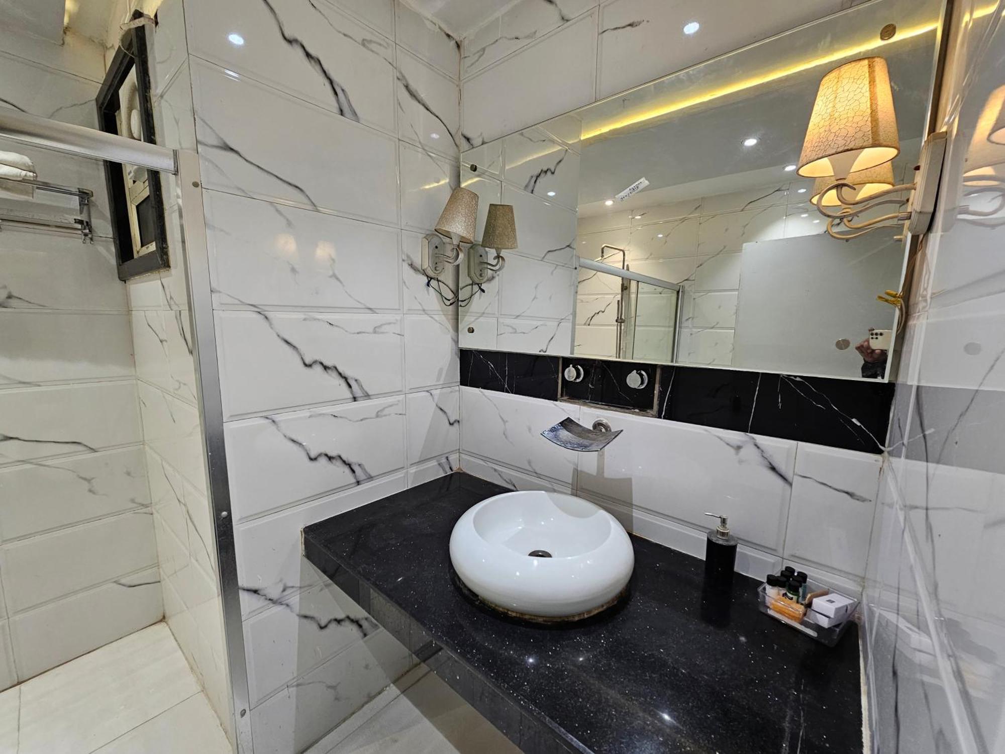 Hotel Mk Vivanta Гвалиор Экстерьер фото